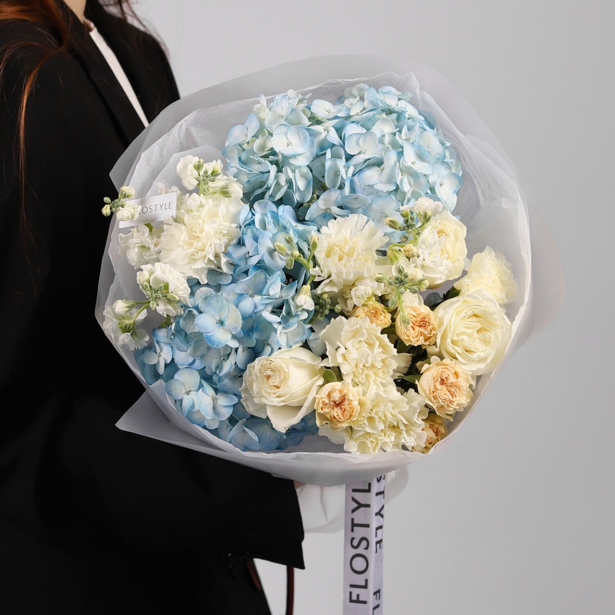 sbornyj buket s goluboj gortenziej 4